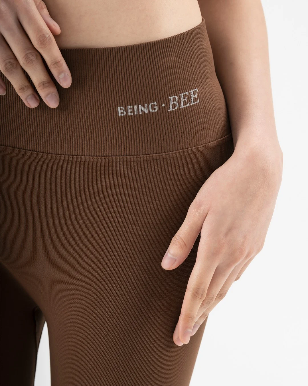 Slim Signature Legging Being BEE - close